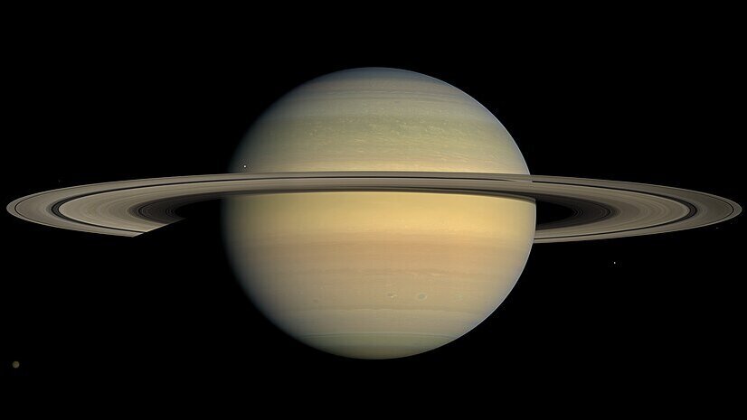 Ein Bild von Saturn, dem sechsten Planeten unseres Sonnensystems. Er hat auffällige Ringe aus Eis und Gestein, die ihn umgeben. Die Farben des Planeten reichen von hellem Gelb bis sanftem Blau, vor einem tiefschwarzen Hintergrund des Weltraums.
