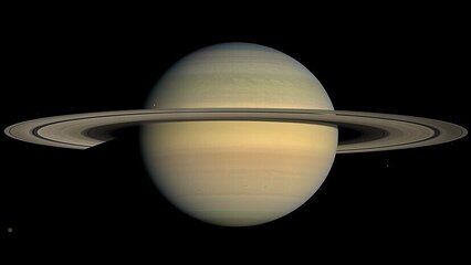 Ein Bild von Saturn, dem sechsten Planeten unseres Sonnensystems. Er hat auffällige Ringe aus Eis und Gestein, die ihn umgeben. Die Farben des Planeten reichen von hellem Gelb bis sanftem Blau, vor einem tiefschwarzen Hintergrund des Weltraums.