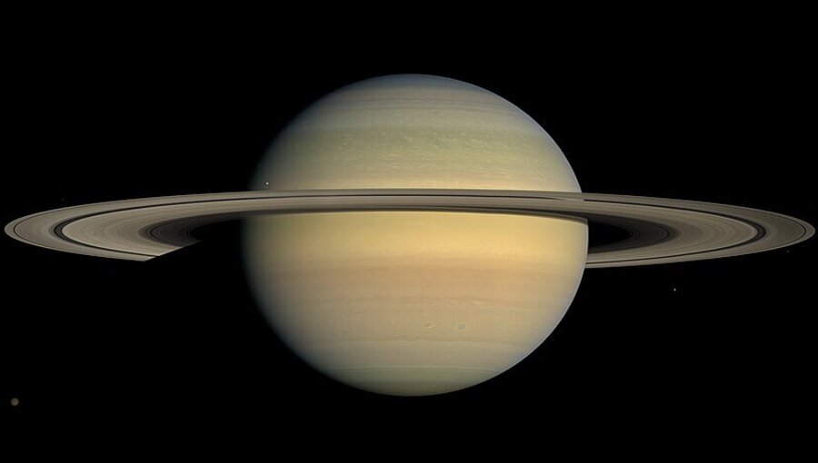 Ein Bild von Saturn, dem sechsten Planeten unseres Sonnensystems. Er hat auffällige Ringe aus Eis und Gestein, die ihn umgeben. Die Farben des Planeten reichen von hellem Gelb bis sanftem Blau, vor einem tiefschwarzen Hintergrund des Weltraums.