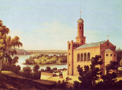 Eine historische Ansicht einer Kirche mit einem markanten Turm und einer goldenen Kuppel, umgeben von grünen Bäumen. Im Hintergrund fließt ein ruhiger Fluss, während einige Personen im Vordergrund stehen und die Szenerie betrachten.