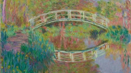 Ein impressionistisches Gemälde, das eine weiße Brücke über einen ruhigen Teich zeigt. Umgeben von farbenfrohen Blumen und üppigem Grün reflektiert die Brücke sich im Wasser. Die Szene strahlt Ruhe und natürliche Schönheit aus.