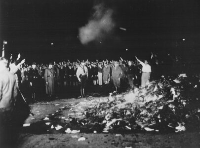 Bücherverbrennung auf den Bebelplatz, Menschen zeigen den Hitlergruß
