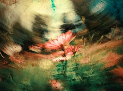 Ein verschwommener Hintergrund mit bunten, sanft leuchtenden Blumen in Pink und Weiß. Die Farben sind intensiv, mit einem Gefühl von Bewegung und Abstractheit, das eine träumerische Atmosphäre schafft.
