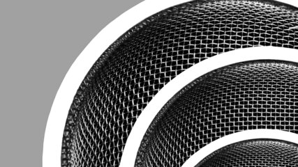 Ein stylisiertes Bild eines Mikrofonkorbs mit einem feinmaschigen Gitterdesign. Der Hintergrund ist grau, während der Mikrofonkorb in einer dynamischen Anordnung dargestellt wird. Die Formen verlaufen kreisförmig und betonen die Struktur des Gitters.