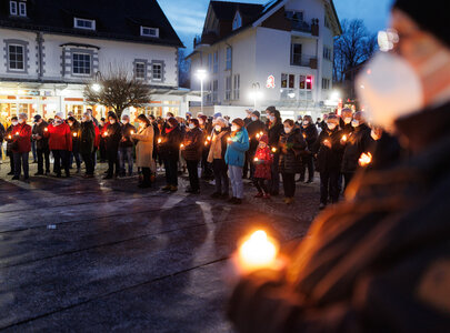 Menschen stehen mit Kerzen beim Friedensgebet im Ort Selters