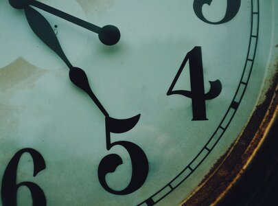 Nahaufnahme einer alten Armbanduhr, die die Zeit 5:54 zeigt. Die Ziffern sind groß und gut lesbar. Die Zeiger sind klassisch und elegant gestaltet.