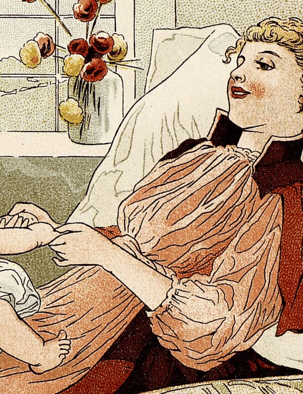 Eine Mutter sitzt auf einem Sofa und hält ihr Kleinkind auf dem Schoß. Das Kind schaut sie neugierig an. Im Hintergrund ist ein Fenster mit Blumen. Die Mutter trägt ein elegantes, historisches Kleid. Die Szene vermittelt eine Atmosphäre von Zuneigung und Geborgenheit.