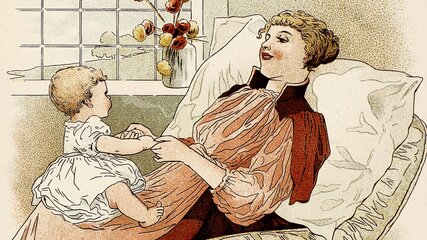 Eine Mutter sitzt auf einem Sofa und hält ihr Kleinkind auf dem Schoß. Das Kind schaut sie neugierig an. Im Hintergrund ist ein Fenster mit Blumen. Die Mutter trägt ein elegantes, historisches Kleid. Die Szene vermittelt eine Atmosphäre von Zuneigung und Geborgenheit.