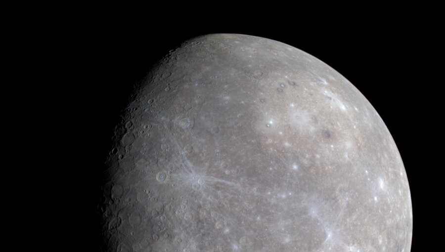 Ein Bild von Merkur, dem innersten Planeten unseres Sonnensystems. Die Oberfläche ist kraterartig und weist unterschiedliche Grautöne auf. Der Hintergrund ist schwarz, was den Planeten deutlich hervorhebt.