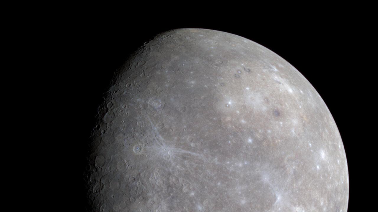 Ein Bild von Merkur, dem innersten Planeten unseres Sonnensystems. Die Oberfläche ist kraterartig und weist unterschiedliche Grautöne auf. Der Hintergrund ist schwarz, was den Planeten deutlich hervorhebt.