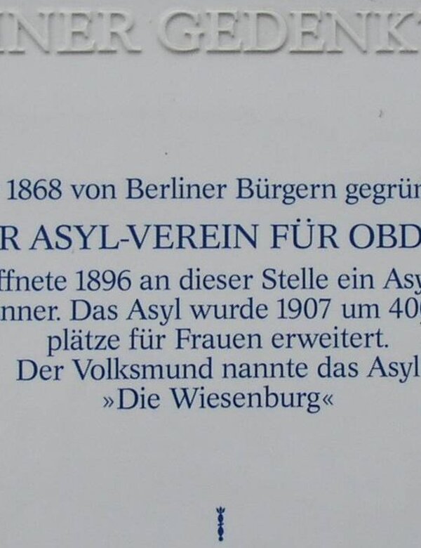 Berliner Gedenktafel, die an den 1868 gegründeten Berliner Asyl-Verein für Obdachlose erinnert. Die Tafel beschreibt die Eröffnung eines Asyls im Jahr 1896 für 700 Männer und die Erweiterung im Jahr 1907 um 400 Schlafplätze für Frauen. Der Name „Die Wiesenburg“ wird erwähnt.