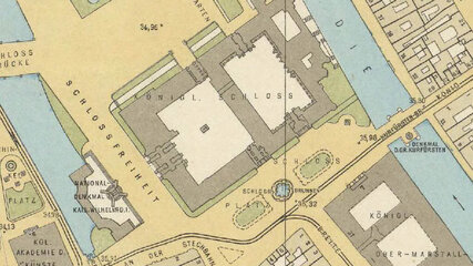 Eine historische Karte zeigt das Königliche Schloss in Berlin, umgeben von Straßen und Wasserwegen. Wichtige Punkte sind die Lustgarten und die Akademie der Künste. Beschriftungen geben geografische Koordinaten und Namen von umliegenden Orten an.