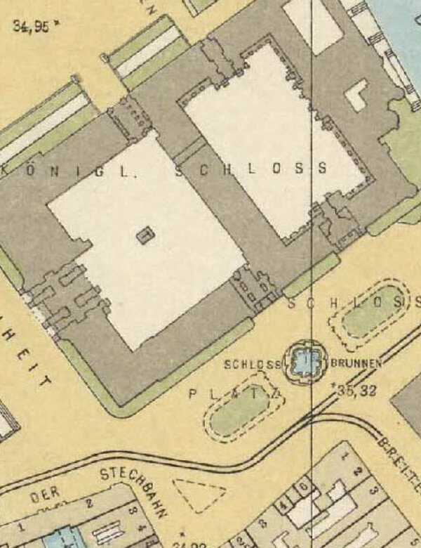 Eine historische Karte zeigt das Königliche Schloss in Berlin, umgeben von Straßen und Wasserwegen. Wichtige Punkte sind die Lustgarten und die Akademie der Künste. Beschriftungen geben geografische Koordinaten und Namen von umliegenden Orten an.