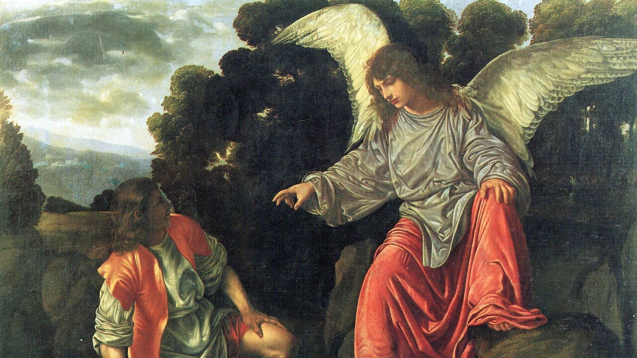 Ein Engel in prächtigen Gewändern sitzt auf einem Felsen und blickt zu einem knienden Mann. Der Mann trägt einfache, historische Kleidung und ist in einer demütigen Pose. Die Szenerie ist von Bäumen und einem bewölkten Himmel umgeben, was eine spirituelle Atmosphäre schafft.