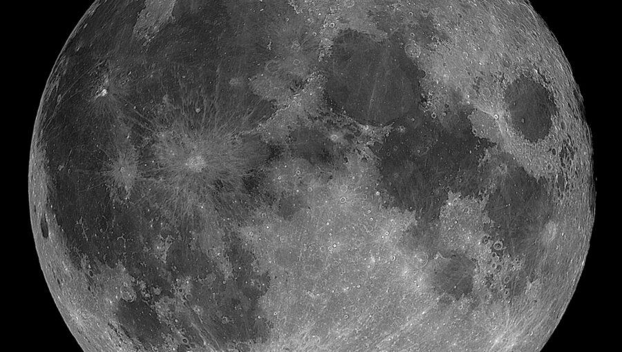 Ein detailliertes Bild des Vollmonds, das die Oberfläche mit ihren Kratern und unebenen Landschaften zeigt. Der Hintergrund ist schwarz, wodurch der Mond im Vordergrund klar hervortritt.
