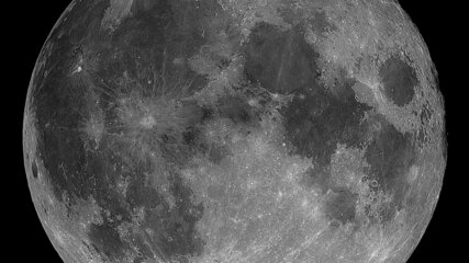 Ein detailliertes Bild des Vollmonds, das die Oberfläche mit ihren Kratern und unebenen Landschaften zeigt. Der Hintergrund ist schwarz, wodurch der Mond im Vordergrund klar hervortritt.