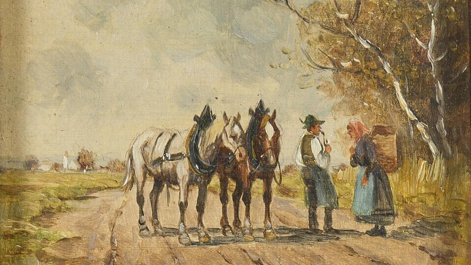 Das Bild zeigt zwei Pferde, die an einer Landstraße stehen. Ein Mann in traditioneller Kleidung spricht mit einer Frau, die ein Kleid und ein Kopftuch trägt. Die Umgebung ist ländlich mit Bäumen und einem offenen Feld im Hintergrund.