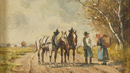 Das Bild zeigt zwei Pferde, die an einer Landstraße stehen. Ein Mann in traditioneller Kleidung spricht mit einer Frau, die ein Kleid und ein Kopftuch trägt. Die Umgebung ist ländlich mit Bäumen und einem offenen Feld im Hintergrund.