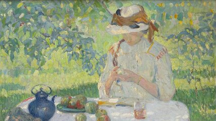Eine Frau sitzt an einem Tisch im Freien, umgeben von Bäumen. Sie trägt einen Hut und blickt auf etwas in ihren Händen. Auf dem Tisch stehen Obst, ein Glas und eine Teekanne. Eine sanfte, lichtdurchflutete Atmosphäre umgibt die Szenerie.