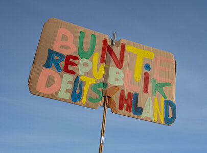 Demo Schild auf dem steht: Bunte Republik Deutschland